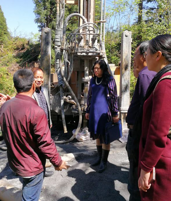 在貴州省極貧鄉之一納雍縣董地鄉羅嘎村打溫泉井現場2